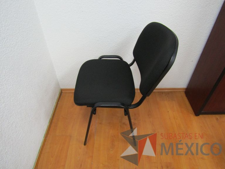 Lote 006 - Silla fija, asiento y respaldo en tela color negro - Imagen 5
