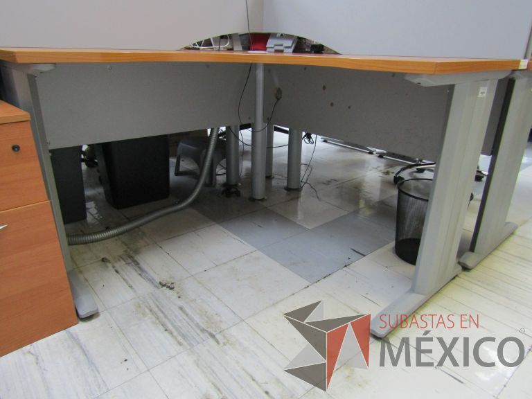 Lote 031 - Escritorio en escuadra con división, orificio para cable y bases metálicas - Imagen 7
