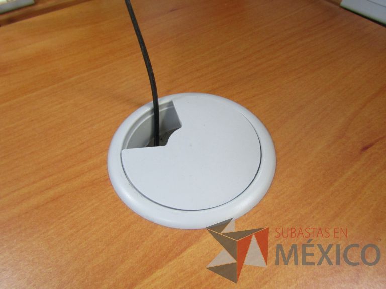 Lote 031 - Escritorio en escuadra con división, orificio para cable y bases metálicas - Imagen 8