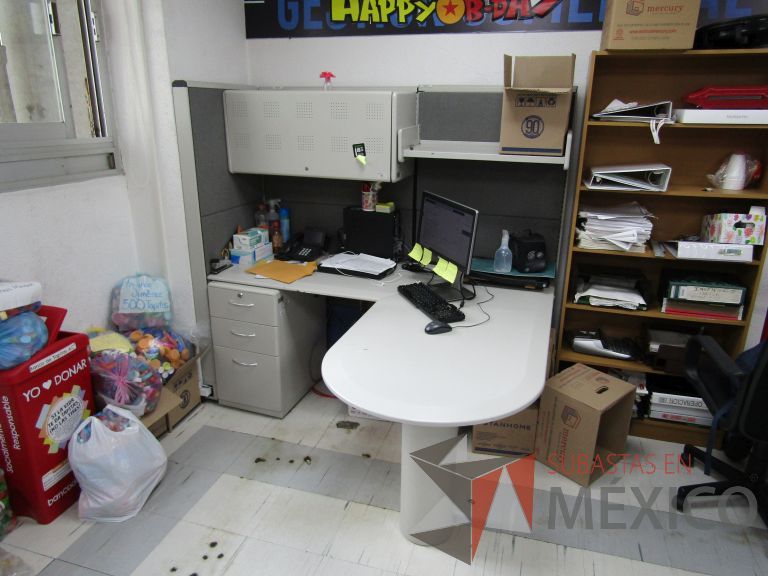 Lote 033 - Estación de trabajo para 1 persona con archivero, repisa y gaveta - Imagen 3