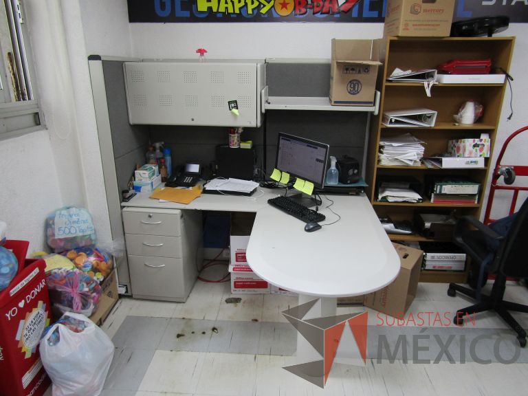 Lote 033 - Estación de trabajo para 1 persona con archivero, repisa y gaveta