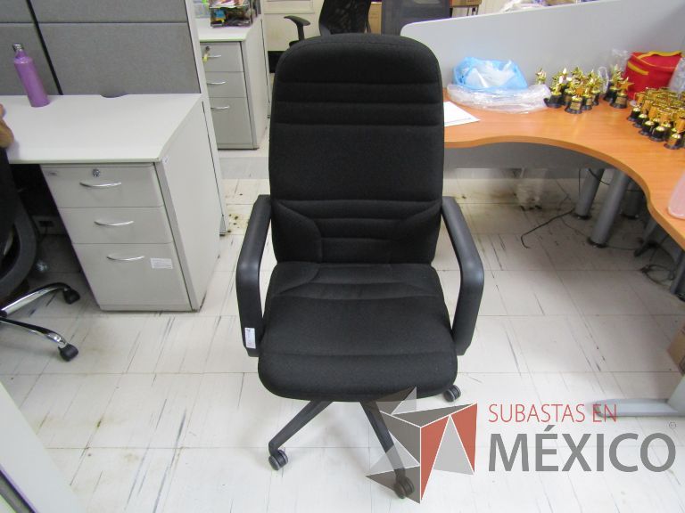Lote 054 - Silla ejecutiva con ruedas, descansabrazos, asiento y respaldo en tela color negro