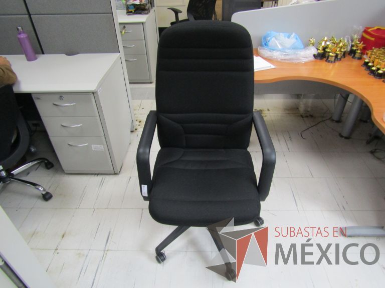 Lote 054 - Silla ejecutiva con ruedas, descansabrazos, asiento y respaldo en tela color negro - Imagen 2