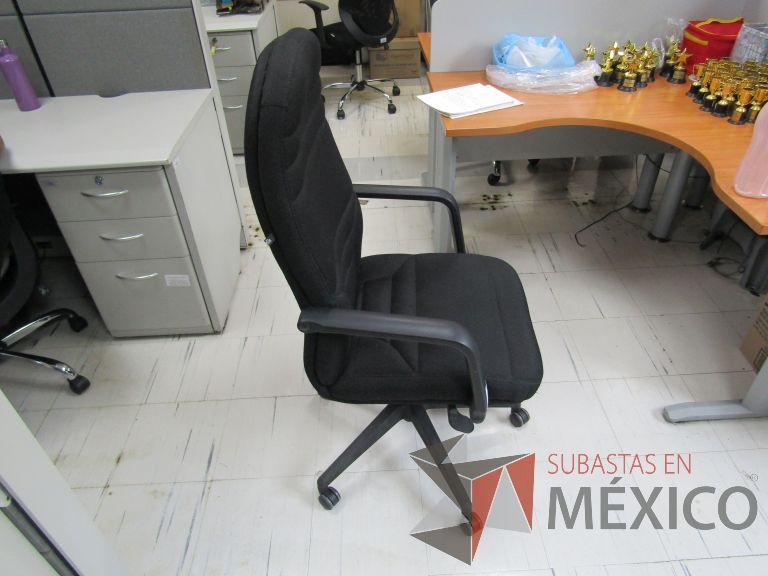 Lote 054 - Silla ejecutiva con ruedas, descansabrazos, asiento y respaldo en tela color negro - Imagen 7