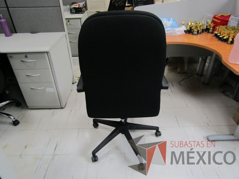 Lote 054 - Silla ejecutiva con ruedas, descansabrazos, asiento y respaldo en tela color negro - Imagen 3