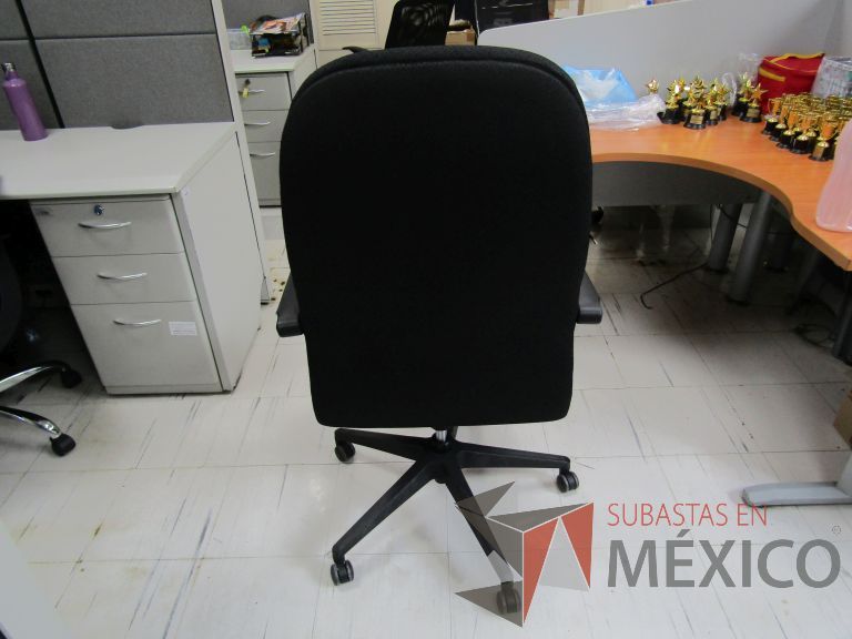 Lote 054 - Silla ejecutiva con ruedas, descansabrazos, asiento y respaldo en tela color negro - Imagen 10