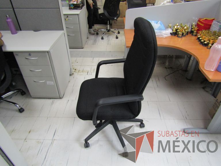 Lote 054 - Silla ejecutiva con ruedas, descansabrazos, asiento y respaldo en tela color negro - Imagen 9