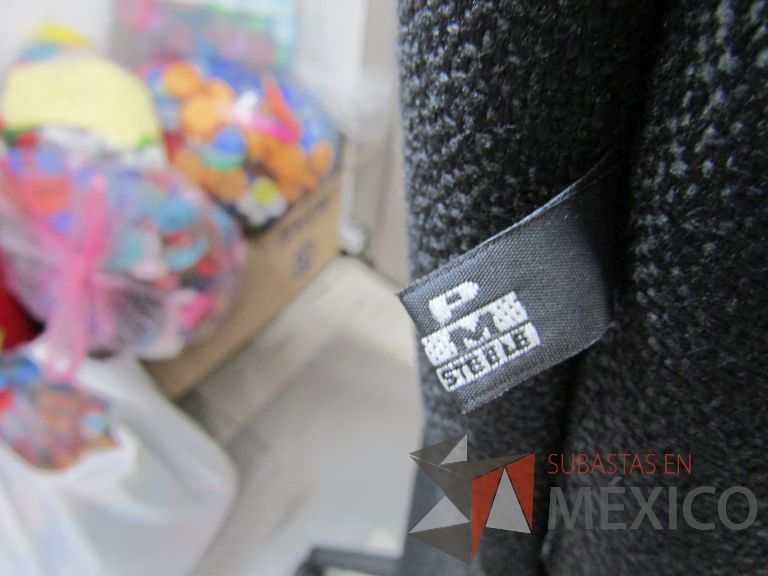 Lote 054 - Silla ejecutiva con ruedas, descansabrazos, asiento y respaldo en tela color negro - Imagen 12