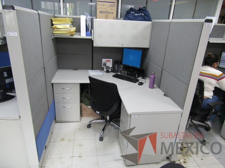 Lote 034 - Estación de trabajo lineal para 3 personas con archiveros, repisas y gavetas - Imagen 2