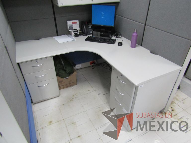 Lote 034 - Estación de trabajo lineal para 3 personas con archiveros, repisas y gavetas - Imagen 3