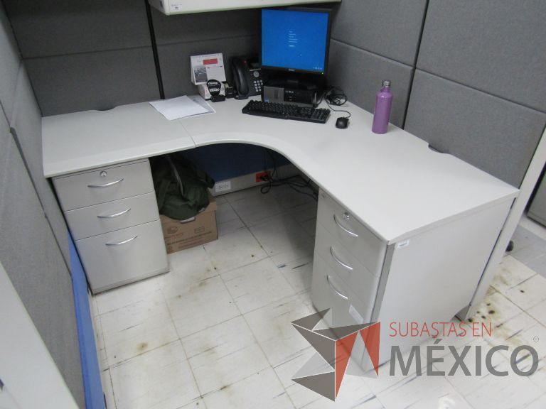 Lote 034 - Estación de trabajo lineal para 3 personas con archiveros, repisas y gavetas - Imagen 4