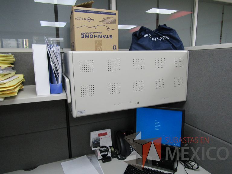Lote 034 - Estación de trabajo lineal para 3 personas con archiveros, repisas y gavetas - Imagen 8
