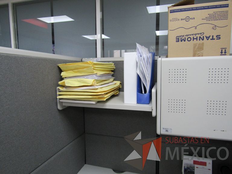 Lote 034 - Estación de trabajo lineal para 3 personas con archiveros, repisas y gavetas - Imagen 9