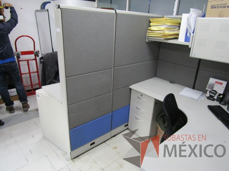 Lote 034 - Estación de trabajo lineal para 3 personas con archiveros, repisas y gavetas - Imagen 10