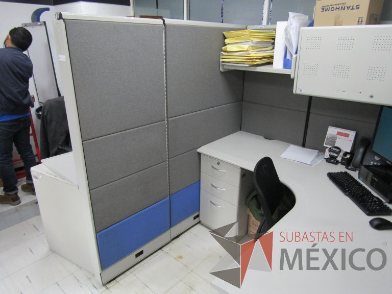 Lote 034 - Estación de trabajo lineal para 3 personas con archiveros, repisas y gavetas - Imagen 11