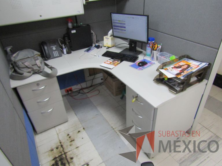 Lote 034 - Estación de trabajo lineal para 3 personas con archiveros, repisas y gavetas - Imagen 16