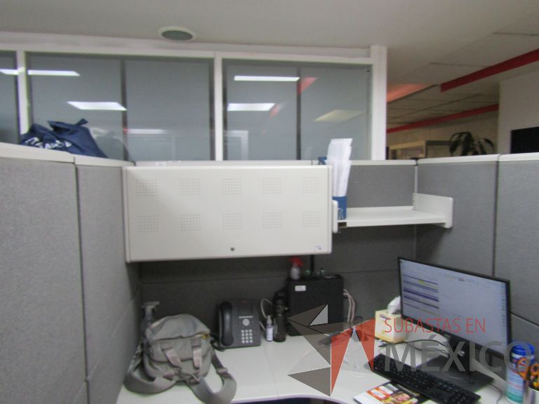 Lote 034 - Estación de trabajo lineal para 3 personas con archiveros, repisas y gavetas - Imagen 17
