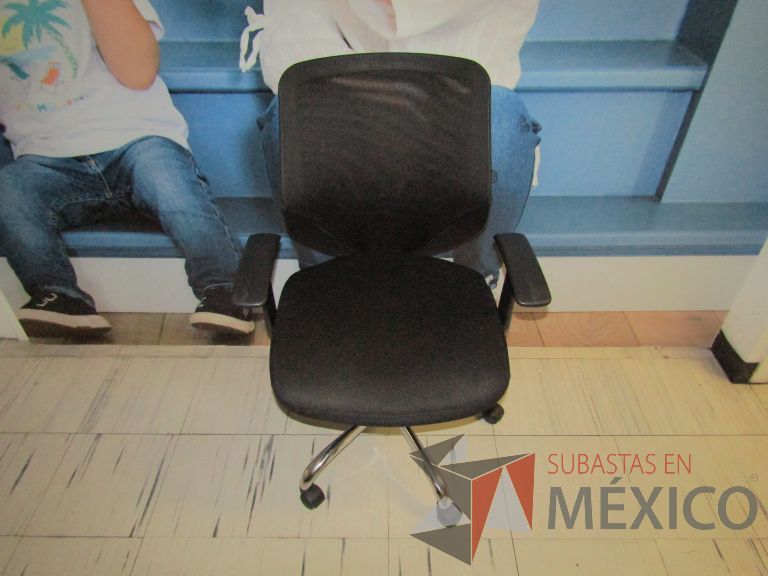 Lote 037 - Silla operativa con ruedas, descansabrazos, respaldo en malla y asiento en tela color negro - Imagen 2