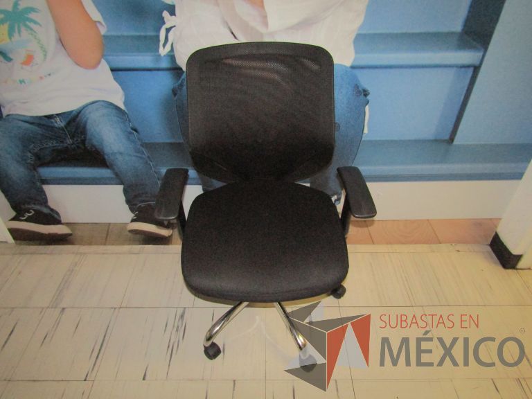 Lote 037 - Silla operativa con ruedas, descansabrazos, respaldo en malla y asiento en tela color negro - Imagen 3