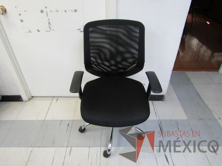 Lote 037 - Silla operativa con ruedas, descansabrazos, respaldo en malla y asiento en tela color negro