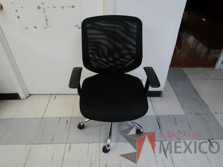 Lote 037 - Silla operativa con ruedas, descansabrazos, respaldo en malla y asiento en tela color negro - Imagen 6