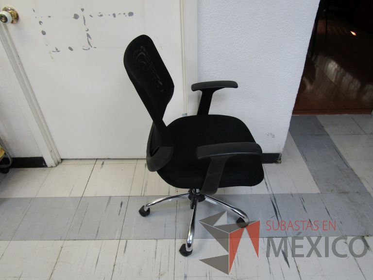 Lote 037 - Silla operativa con ruedas, descansabrazos, respaldo en malla y asiento en tela color negro - Imagen 7