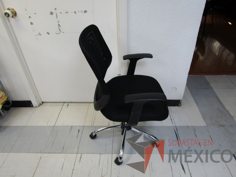 Lote 037 - Silla operativa con ruedas, descansabrazos, respaldo en malla y asiento en tela color negro - Imagen 8