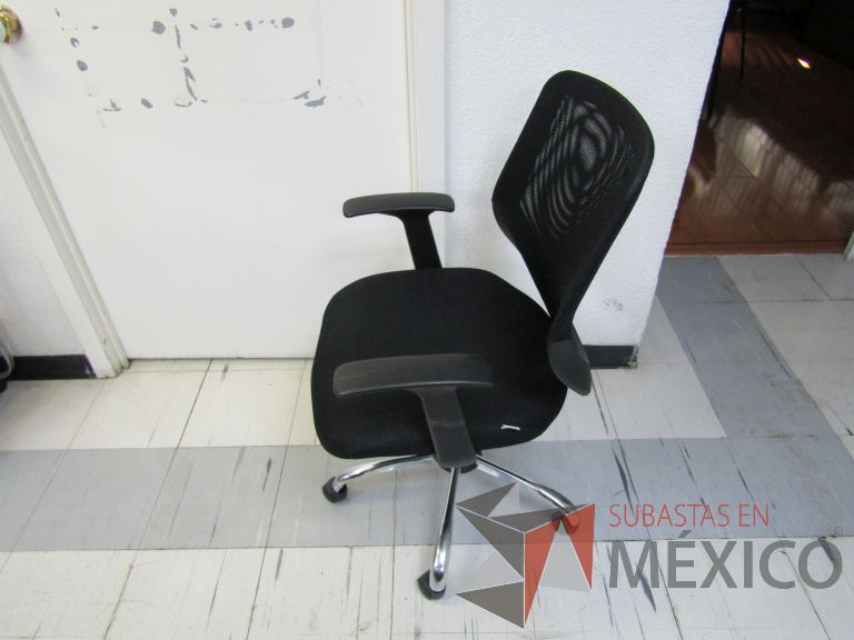 Lote 037 - Silla operativa con ruedas, descansabrazos, respaldo en malla y asiento en tela color negro - Imagen 10