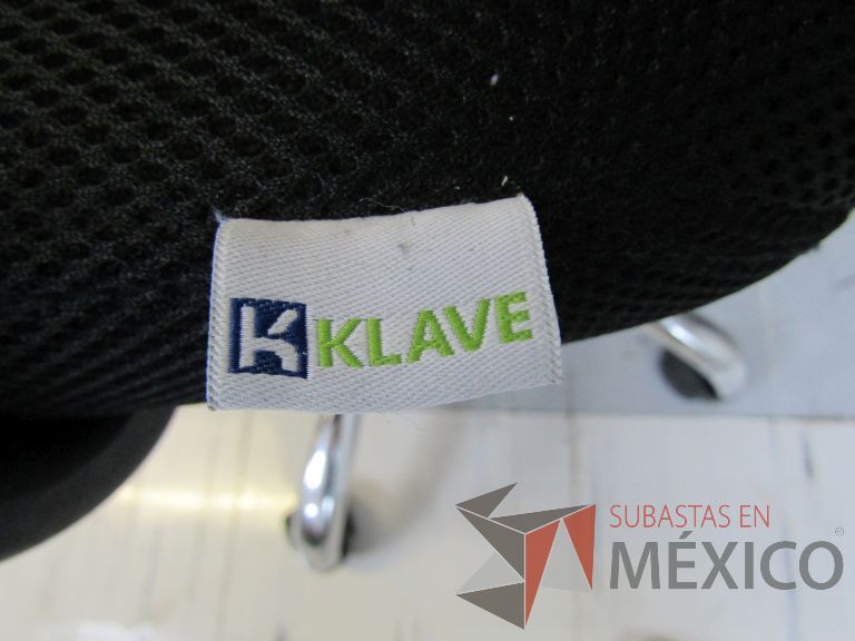Lote 037 - Silla operativa con ruedas, descansabrazos, respaldo en malla y asiento en tela color negro - Imagen 11