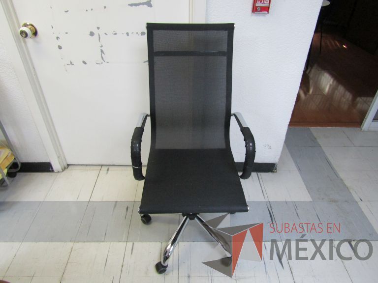 Lote 046 - Silla ejecutiva con ruedas, descansabrazos, asiento y respaldo en malla