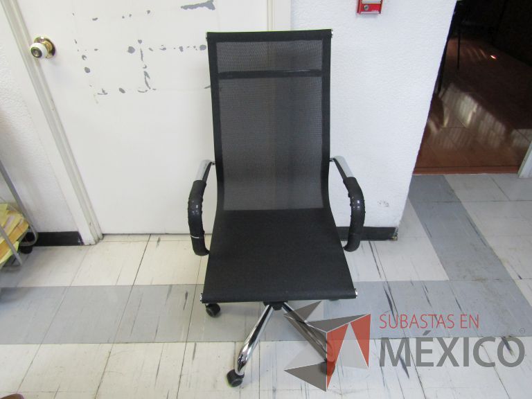 Lote 046 - Silla ejecutiva con ruedas, descansabrazos, asiento y respaldo en malla - Imagen 2