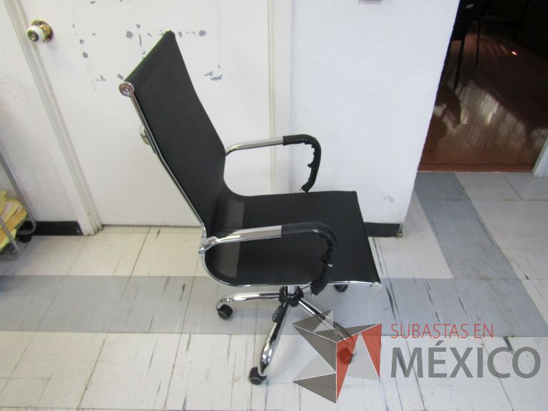 Lote 046 - Silla ejecutiva con ruedas, descansabrazos, asiento y respaldo en malla - Imagen 3