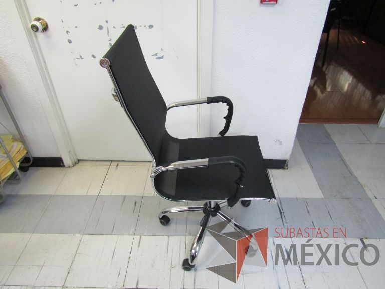 Lote 046 - Silla ejecutiva con ruedas, descansabrazos, asiento y respaldo en malla - Imagen 4