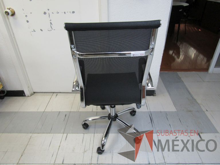 Lote 046 - Silla ejecutiva con ruedas, descansabrazos, asiento y respaldo en malla - Imagen 6