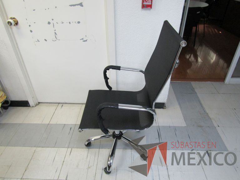 Lote 046 - Silla ejecutiva con ruedas, descansabrazos, asiento y respaldo en malla - Imagen 7