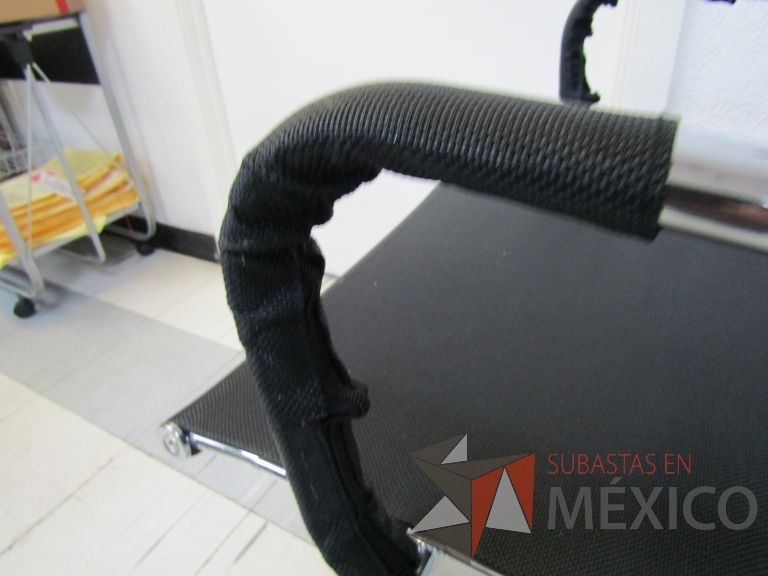Lote 046 - Silla ejecutiva con ruedas, descansabrazos, asiento y respaldo en malla - Imagen 9