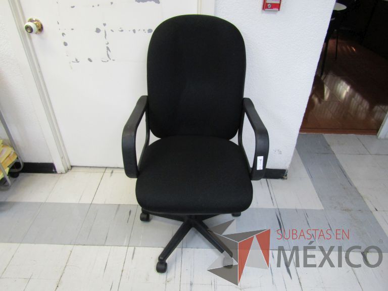 Lote 062 - Silla ejecutiva con ruedas, descansabrazos, respaldo alto y asiento en tela color negro