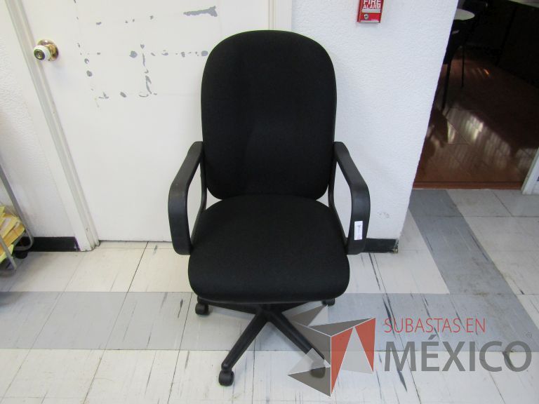 Lote 062 - Silla ejecutiva con ruedas, descansabrazos, respaldo alto y asiento en tela color negro - Imagen 6