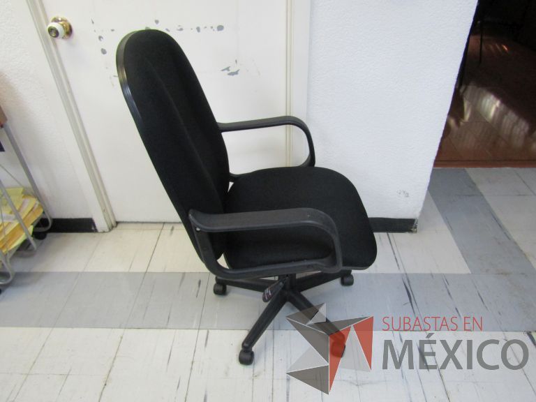 Lote 062 - Silla ejecutiva con ruedas, descansabrazos, respaldo alto y asiento en tela color negro - Imagen 3