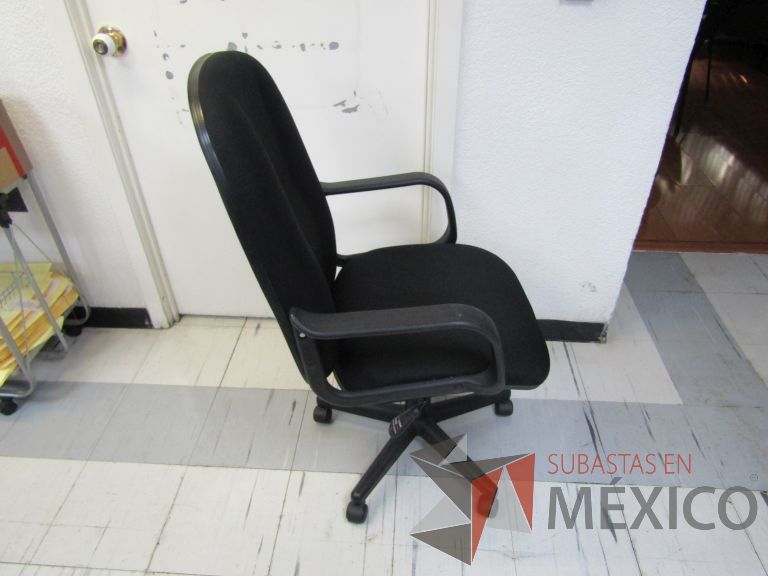Lote 062 - Silla ejecutiva con ruedas, descansabrazos, respaldo alto y asiento en tela color negro - Imagen 2