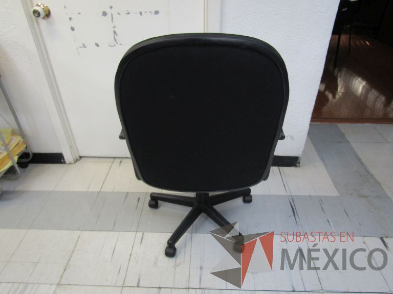Lote 062 - Silla ejecutiva con ruedas, descansabrazos, respaldo alto y asiento en tela color negro - Imagen 4