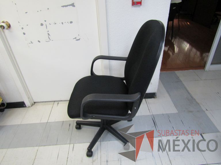 Lote 062 - Silla ejecutiva con ruedas, descansabrazos, respaldo alto y asiento en tela color negro - Imagen 5