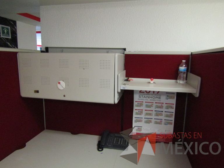 Lote 091 - Estación de trabajo para 4 personas con 4 archiveros, 4 repisas y 4 gavetas - Imagen 10