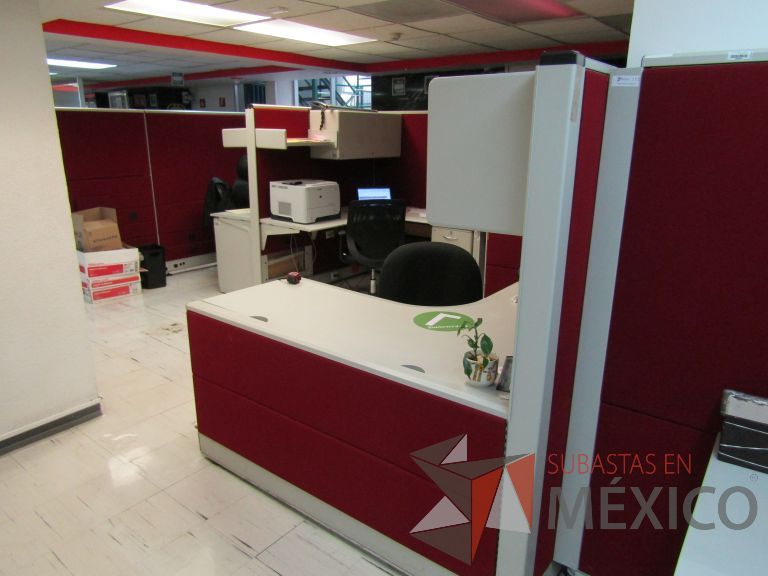 Lote 091 - Estación de trabajo para 4 personas con 4 archiveros, 4 repisas y 4 gavetas - Imagen 12