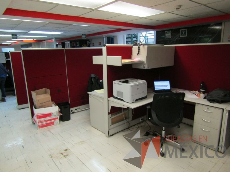 Lote 091 - Estación de trabajo para 4 personas con 4 archiveros, 4 repisas y 4 gavetas - Imagen 13
