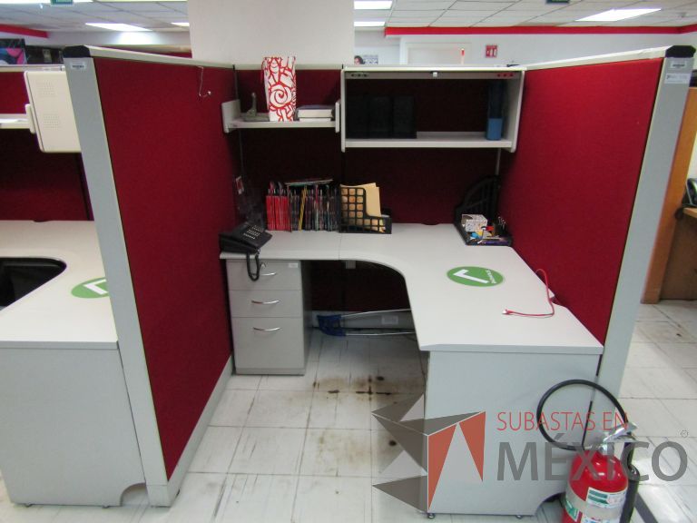 Lote 093 - Estación de trabajo para 8 personas con 4 archiveros, 7 repisas y 5 gavetas - Imagen 5