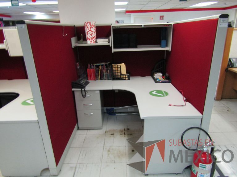 Lote 093 - Estación de trabajo para 8 personas con 4 archiveros, 7 repisas y 5 gavetas - Imagen 2
