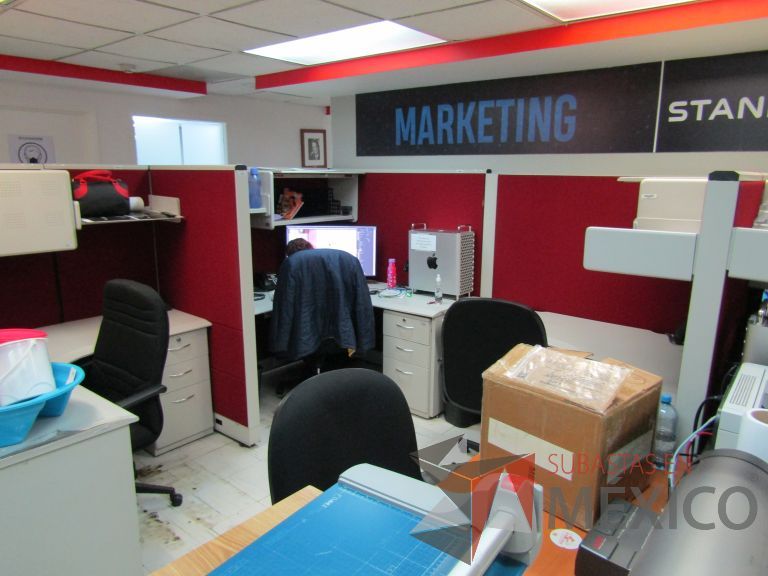 Lote 093 - Estación de trabajo para 8 personas con 4 archiveros, 7 repisas y 5 gavetas - Imagen 6