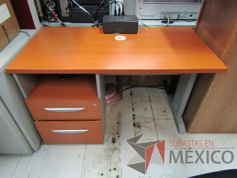 Lote 099 - Escritorio con archivero de pedestal de 2 cajones y orificio para cables - Imagen 6
