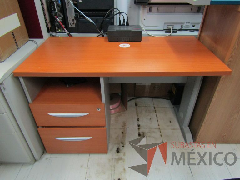Lote 099 - Escritorio con archivero de pedestal de 2 cajones y orificio para cables - Imagen 5